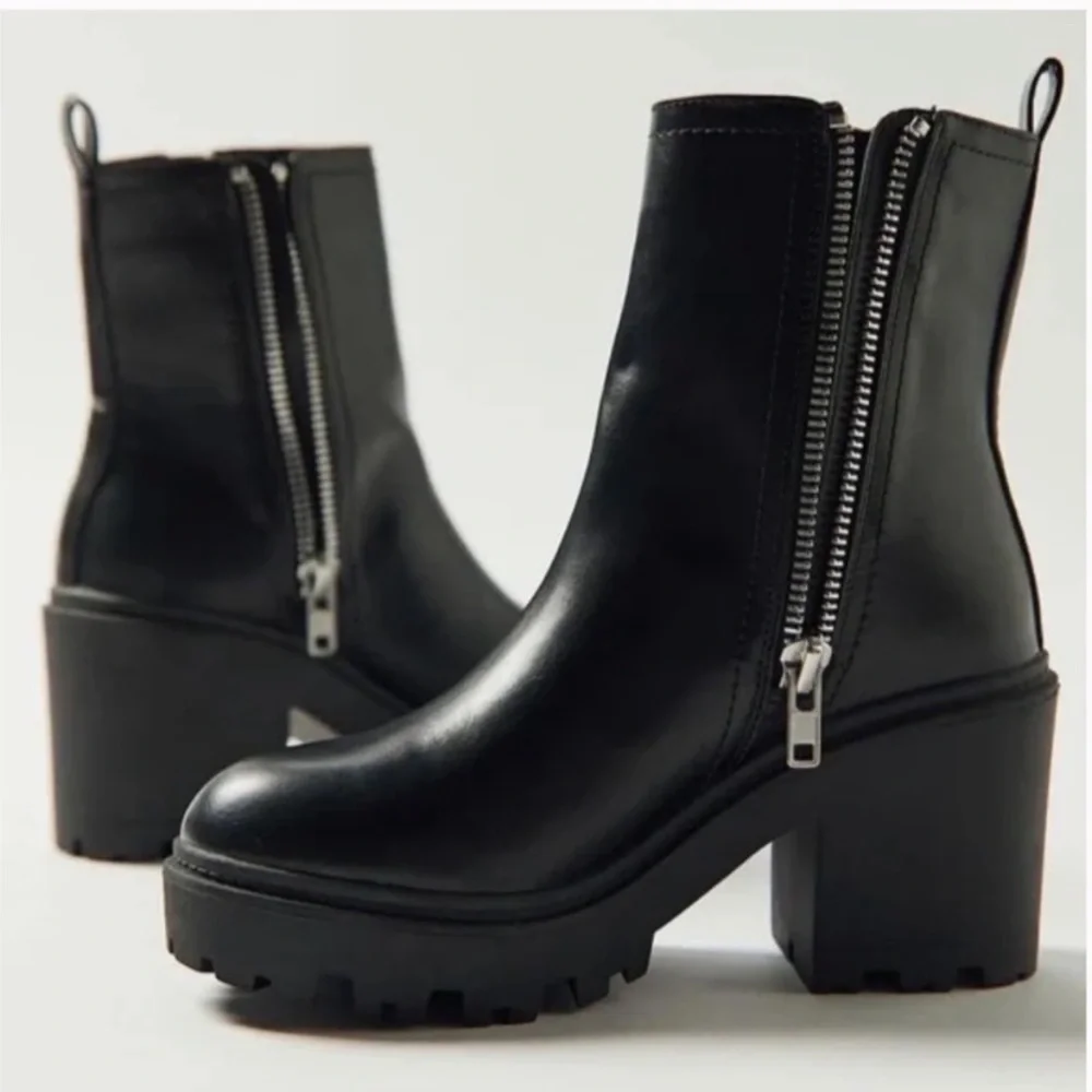 Urban Outfitters Black Heeled Zipper Boots size 8M - Picture 3 of 7